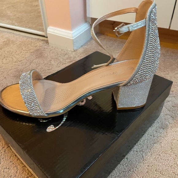 Silver shoes - Picture 3 of 3